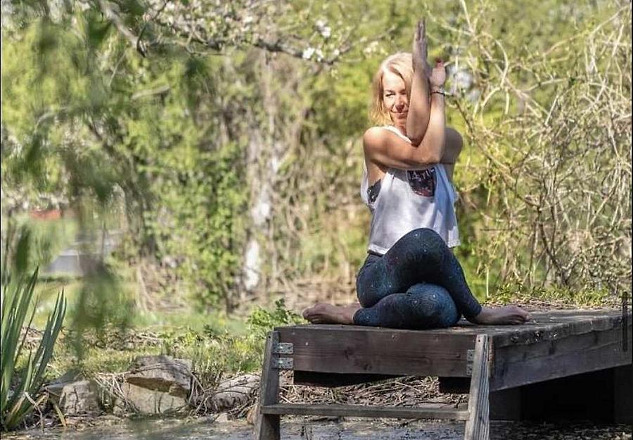 Jóga v Galerii | Port 1560, Vědomý pohyb pod vedením lektorky Lucie Vališové Jóga v Galerii | Port 1560, Vědomý pohyb pod vedením lektorky Lucie Vališové