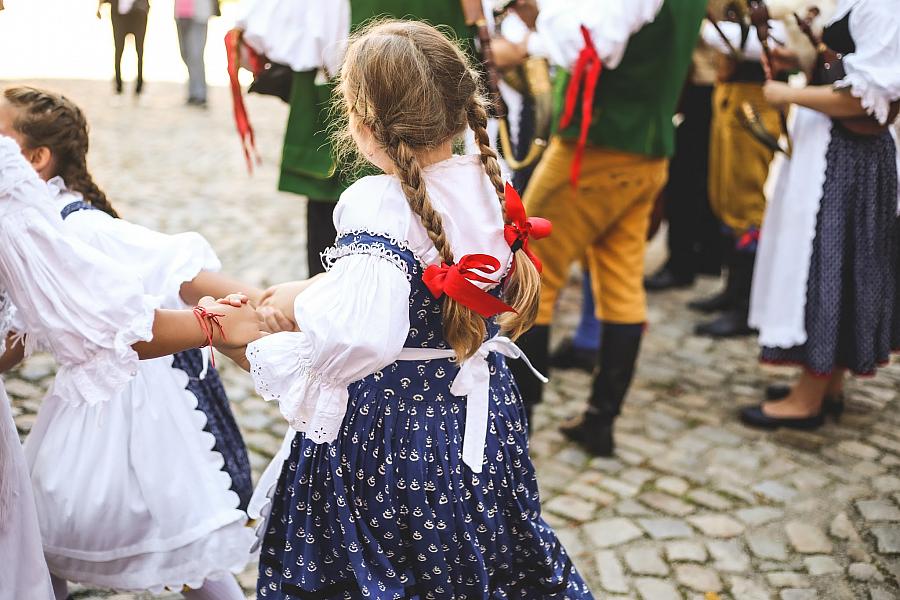 Roztančené město, Taneční vystoupení účastníků Mezinárodního folklórního festivalu