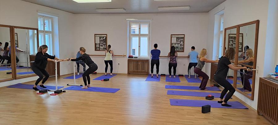 Barre | úterní cvičení, Cvičení u baletní tyče s prvky jógy, pilates a baletu Barre | úterní cvičení, Cvičení u baletní tyče s prvky jógy, pilates a baletu
