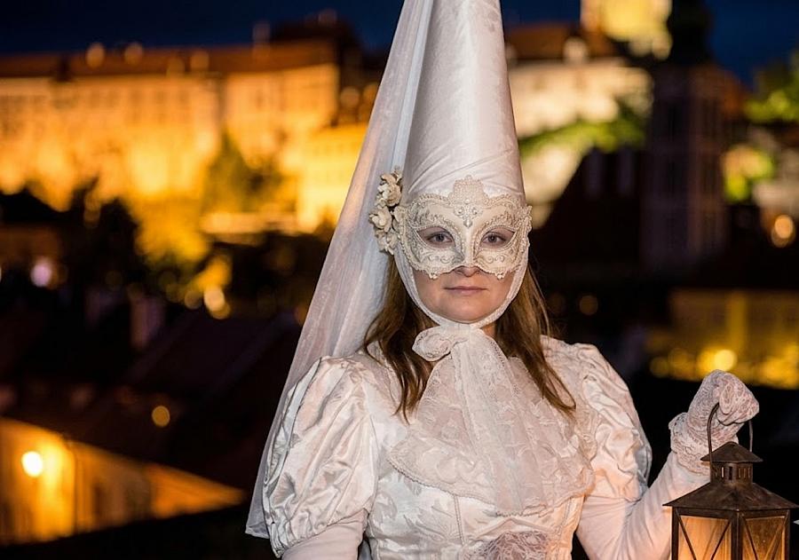 Noční prohlídka s&nbsp;Bílou paní: Tajemná cesta Českým Krumlovem