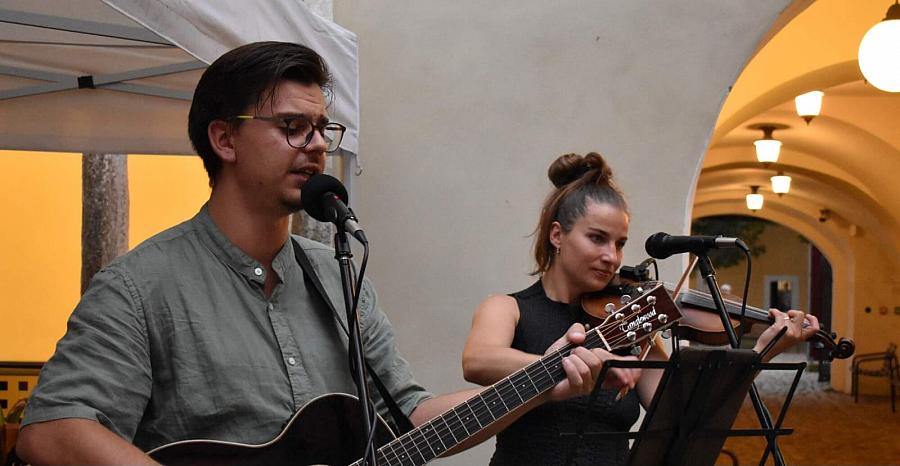 Dva Havrani | koncert, Letní grilování s živou hudbou na krumlovském Pivovarském Dvorku Dva Havrani | koncert, Letní grilování s živou hudbou na krumlovském Pivovarském Dvorku