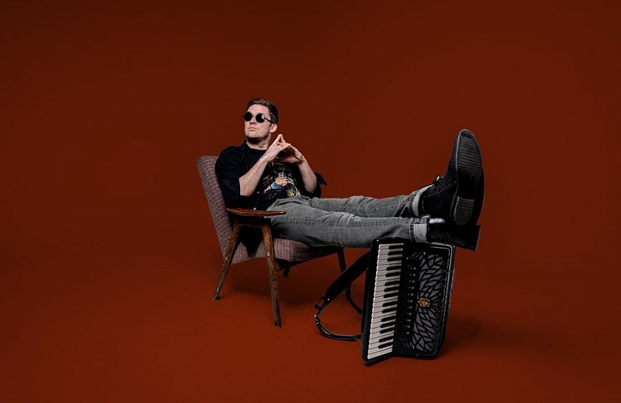 Jan Čevela | koncert, Příjemné posezení na terase s výhledem na zámek a v doprovodu heligonky Jan Čevela | koncert, Příjemné posezení na terase s výhledem na zámek a v doprovodu heligonky